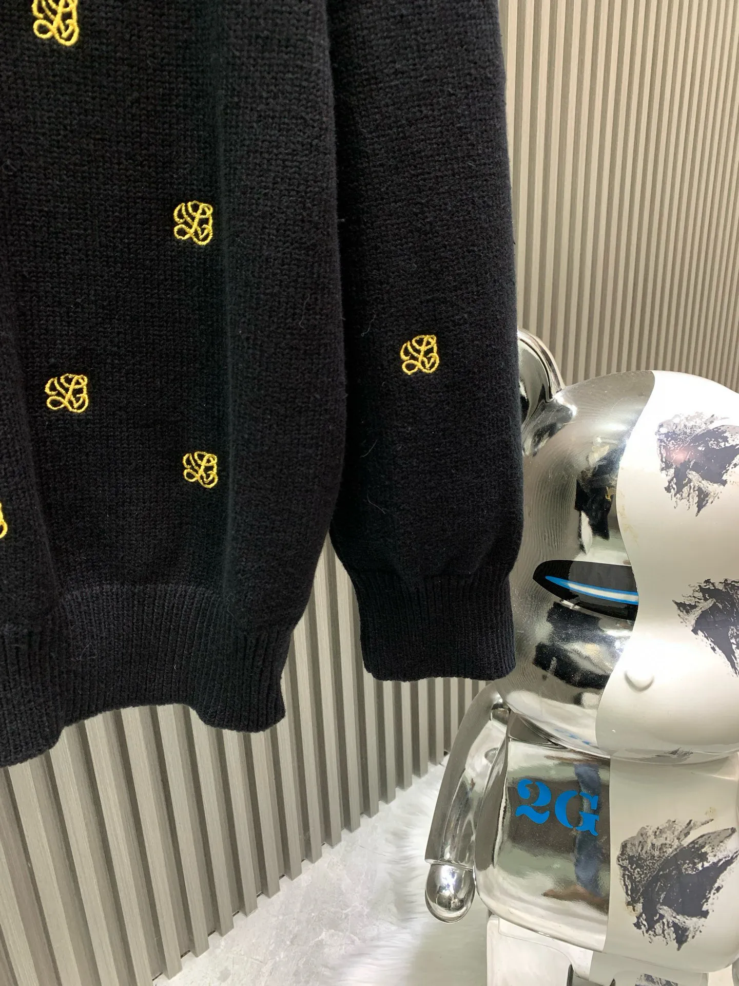 🅿️500 🀄️ Louis Vuitton 1*v25 new autumn and winter full-flower printed embroidered knitted jacket. Made of 50% sheep 🐏 velvet material, so it has natural softness and comfort. It also has good hygroscopicity and breathability. Matte needle-embroidered full-flower logo. The contrasting matte embroidery thread material is used for the version to best restore the same effect as the original version. The embroidery is very fine and dense. By controlling the direction and tightness of the embroidery thread, the embroidery thread forms exquisite embroidery on the embroidery cloth. Combined with encryption processing to increase the three-dimensional effect. Use water and detergent for cleaning during the general washing process. Make the clothes softer and cleaner through gentle scrubbing and rinsing. Customized buttons. Independently develop the Feidong series of square washing wheat. Three standards are complete.